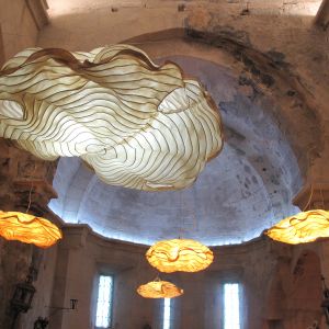 HANGING LIGHTS NUAGE + CRISTAL VÉGÉTAL IN ROMAN CHAPEL