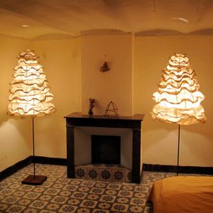 CHAMBRE DANS MAISON D’ÉPOQUE, LAMPADAIRES MERINGUE