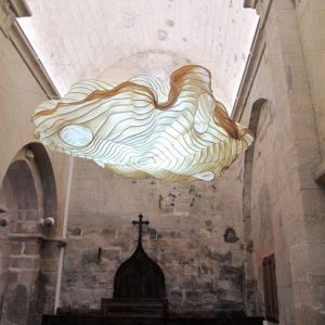 SUSPENSION GRAND NUAGE DANS CHAPELLE ROMANE